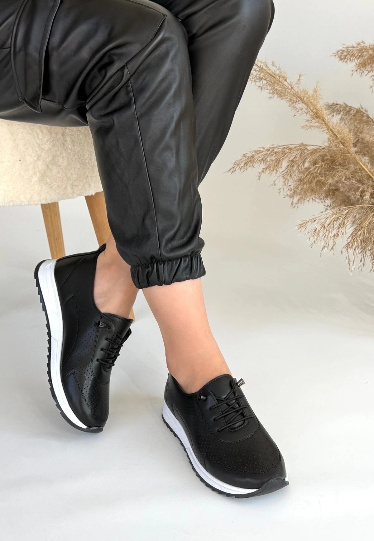 1229629_tone-siyah-cilt-bagcikli-spor-ayakkabi-226454586-sw1200sh1736.png Tone Siyah Cilt Bağcıklı Spor Ayakkabı (Numara: 36) - Görsel 2