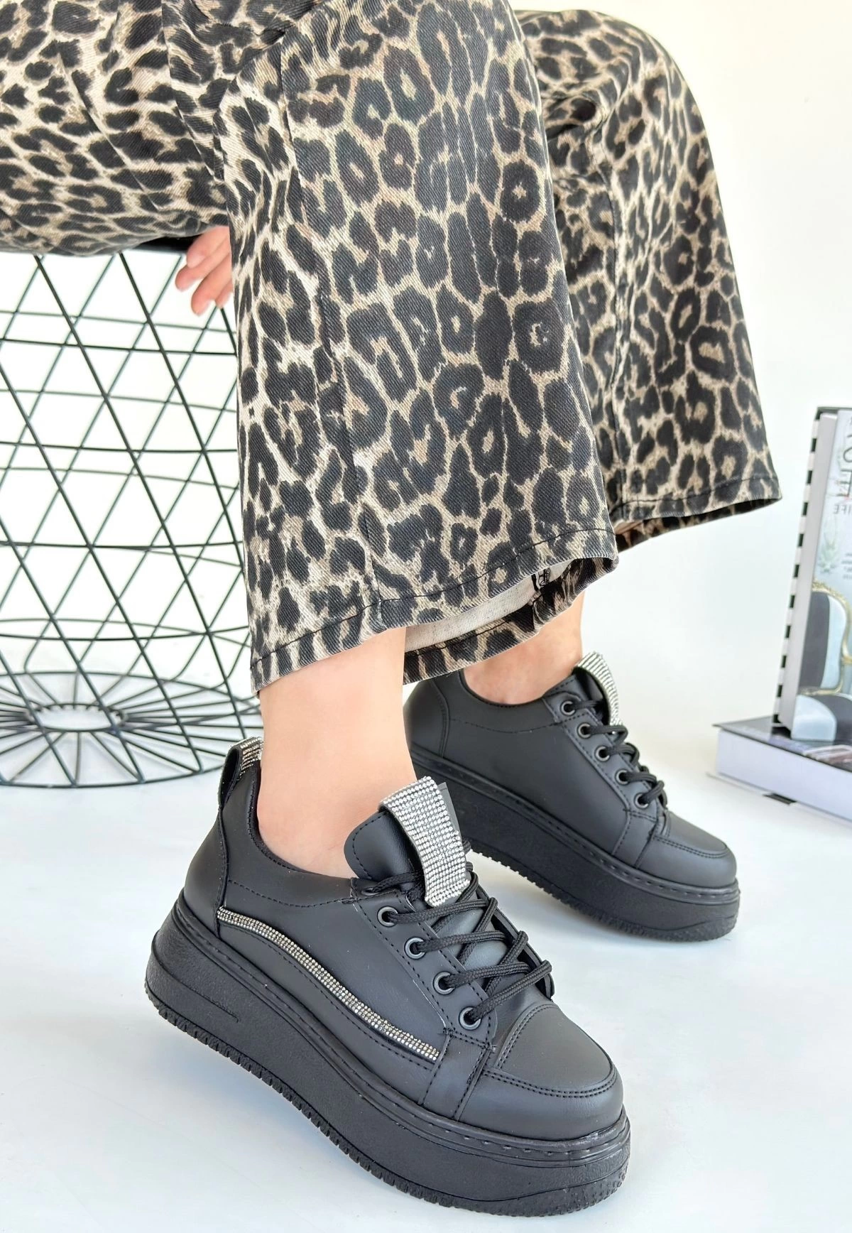 1230670_leope-siyah-cilt-bagcikli-spor-ayakkabi-360489086-sw1200sh1736.png Leope Siyah Cilt Bağcıklı Spor Ayakkabı (Numara: 39) - Görsel 3