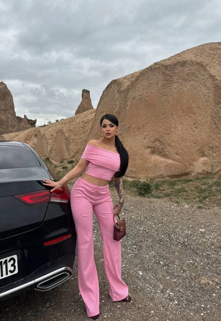 1233197_madonna-yaka-bol-paca-pantolonlu-takim-27849745-sw879sh1280.png Madonna Yaka Bol Paça Pantolonlu Takım Pembe (Beden: L) - Görsel 1