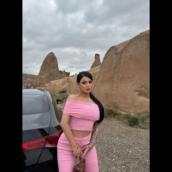 1233197_madonna-yaka-bol-paca-pantolonlu-takim-51373220-sw700sh700.png Madonna Yaka Bol Paça Pantolonlu Takım Pembe (Beden: L) - Görsel 4