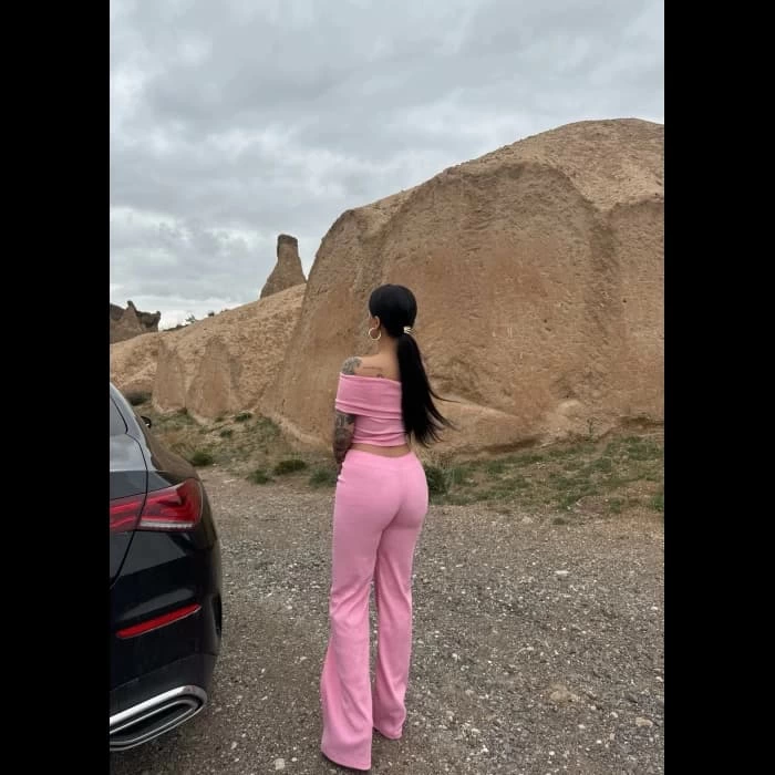 1233197_madonna-yaka-bol-paca-pantolonlu-takim-65167070-sw700sh700.png Madonna Yaka Bol Paça Pantolonlu Takım Pembe (Beden: L) - Görsel 2