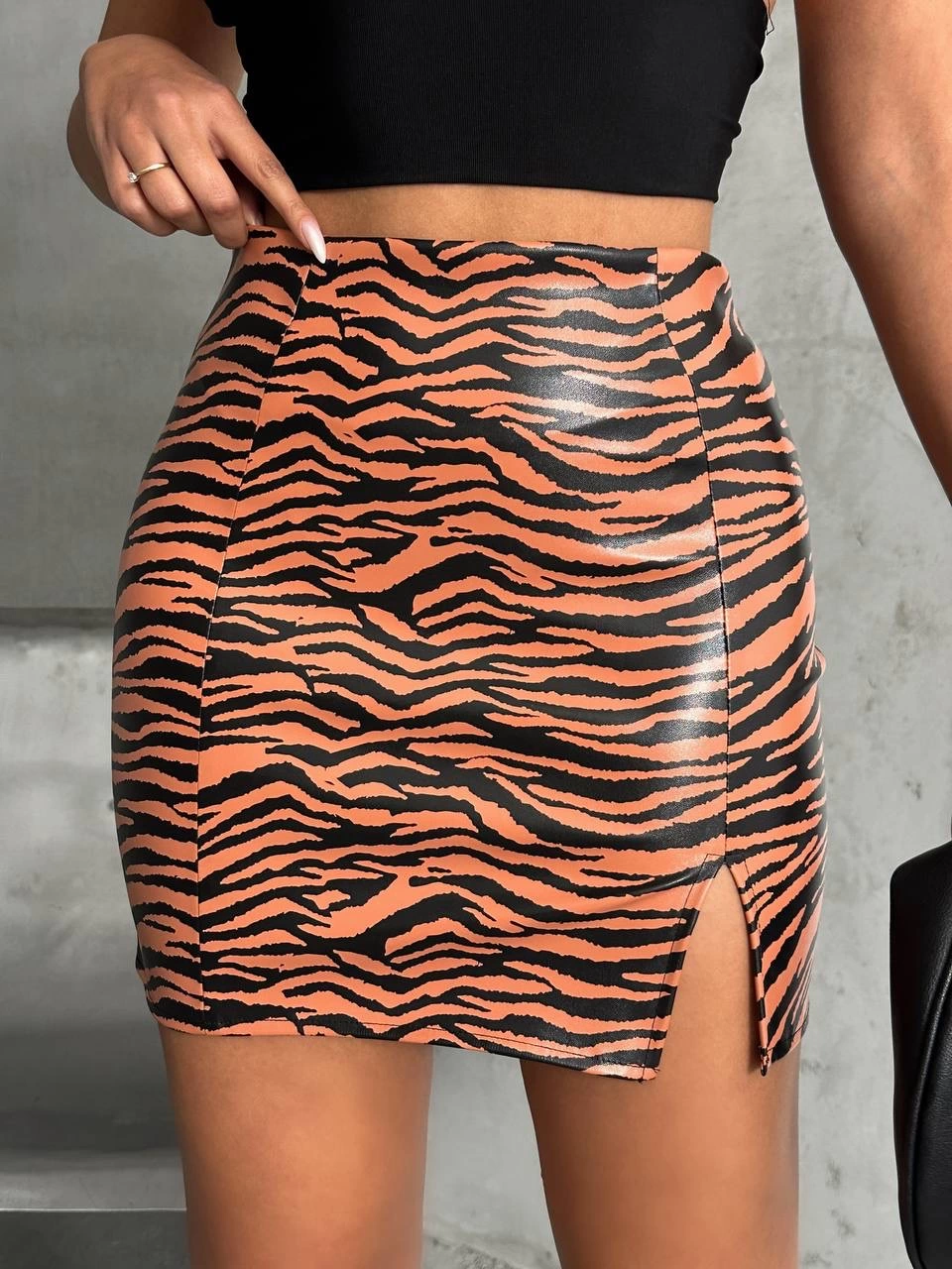 1234195_tek-yirtmacli-zebra-desenli-deri-etek-kahvesiyah-w24475-s-33608282-sw960sh1280.png Tek Yırtmaçlı Zebra Desenli Deri Etek Kahvesiyah W24475-S (Beden: L) - Görsel 1