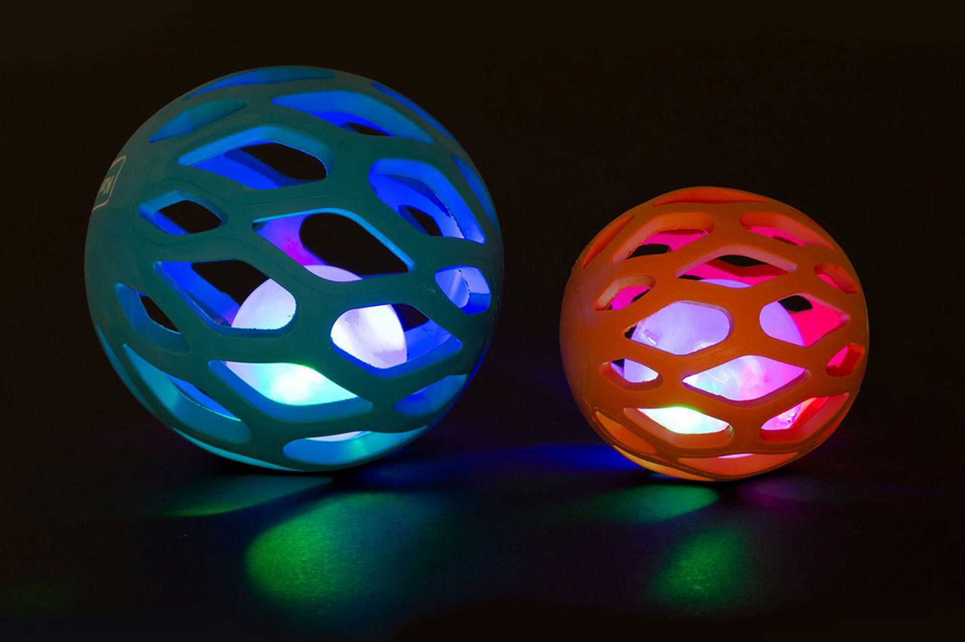 994977_68831529.jpg Karlie Kauçuk Led Lambalı Köpek Oyuncağı 8 Cm - Görsel 1