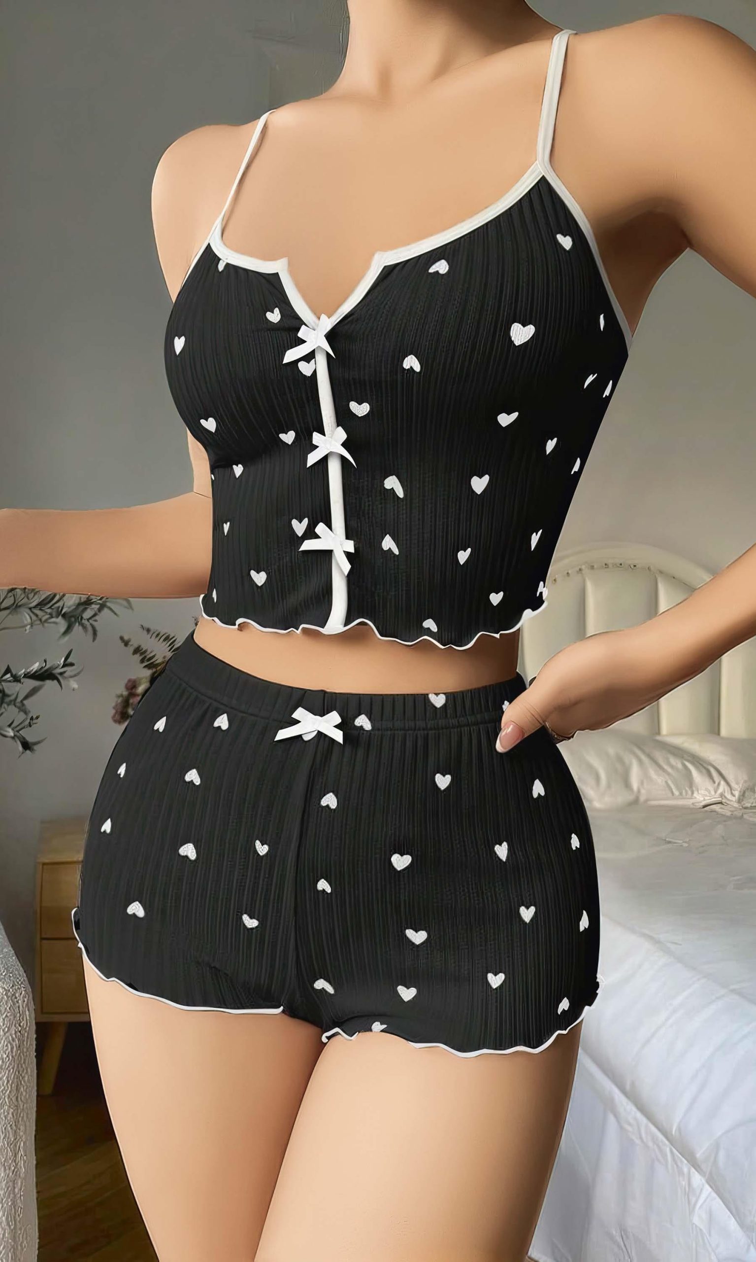 Kadin-Siyah-Kalp-Desenli-Askili-Sortlu-P-1c55.jpg Kadın Siyah Kalp Desenli Askılı Şortlu Pijama Takım 5008 - Görsel 1