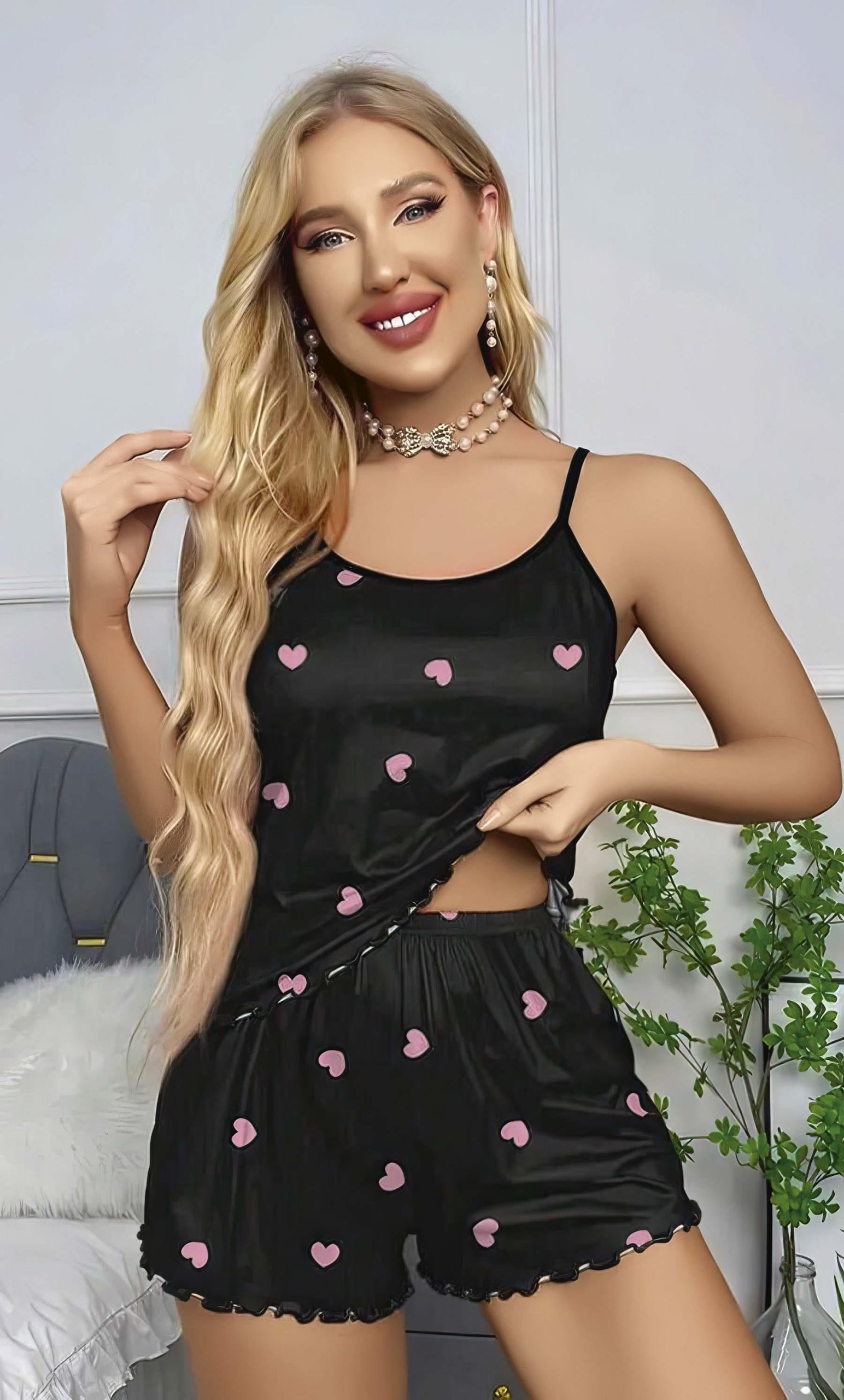 Kadin-Siyah-Kalp-Desenli-Seksi-Gecelik-T-b329.jpg Kadın Siyah Kalp Desenli Askılı Şortlu Gecelik Takım 5018 - Görsel 1