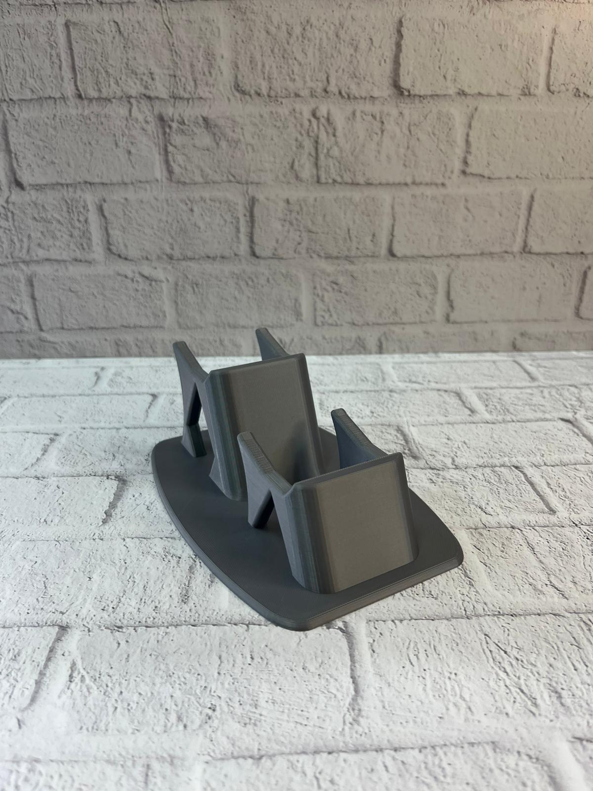 WhatsApp-Image-2025-12-20-at-10.34.37-1-2.jpeg Antrasit İkili Gamepad Tutucu 7x18 cm Masa ve Raf Düzeni - Görsel 2