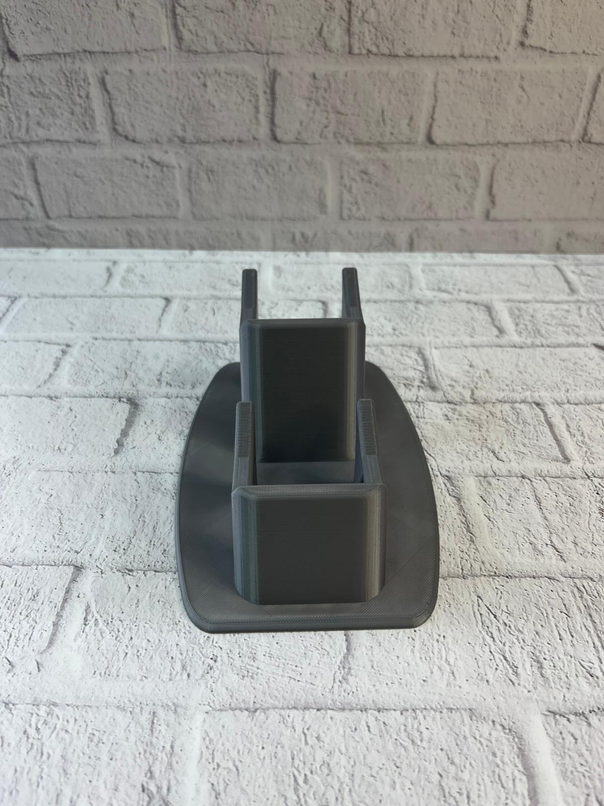 WhatsApp-Image-2025-12-20-at-10.34.37-2-2.jpeg Antrasit İkili Gamepad Tutucu 7x18 cm Masa ve Raf Düzeni - Görsel 3