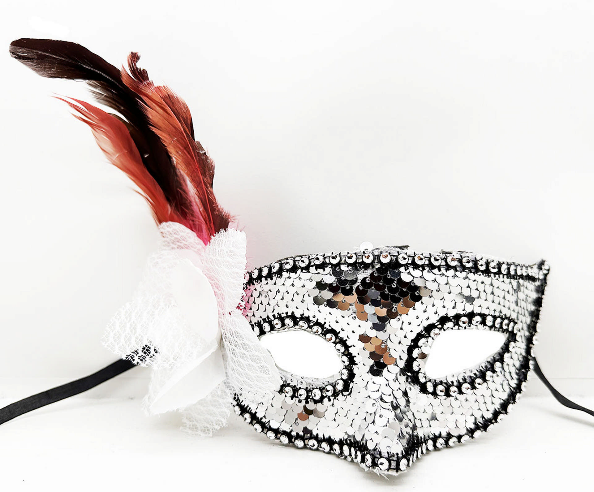 1220891_gumus-renk-yandan-tuylu-gullu-gumus-tasli-pullu-maske-20x22-cm-resim-4744.jpeg Gümüş Renk Yandan Tüylü Güllü Gümüş Taşlı Pullu Maske 20x22 cm - Görsel 1