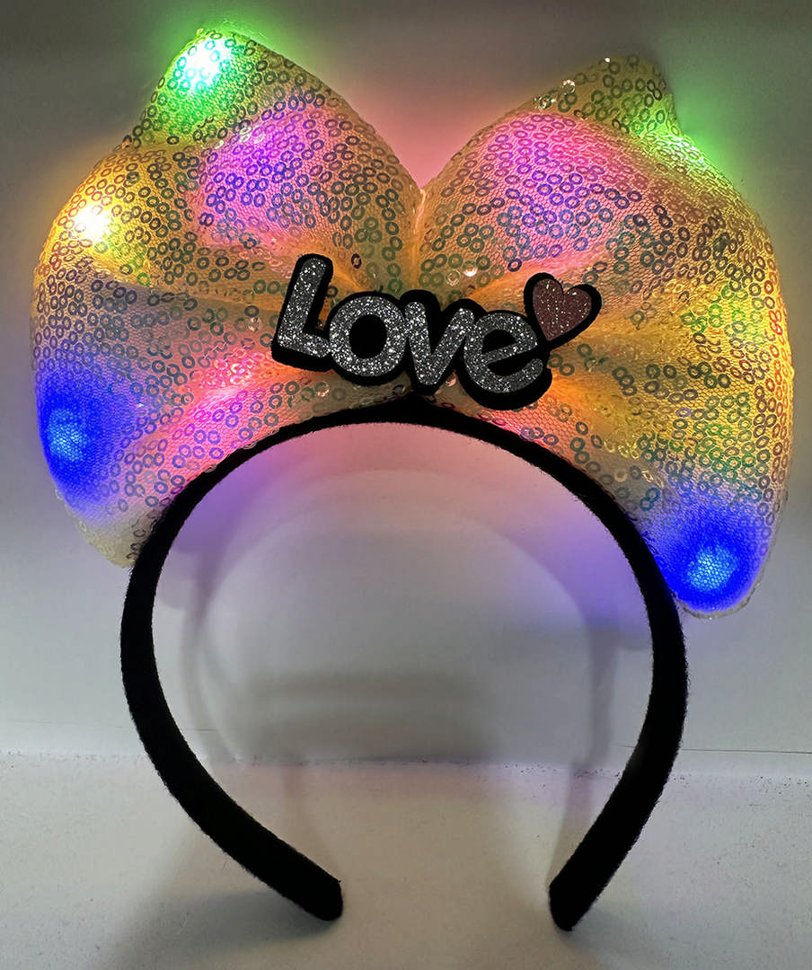 1221165_led-isikli-3-farkli-fonksiyonda-yanan-gumus-love-yazili-sari-fiy-resim-4707.jpeg Led Işıklı 3 Farklı Fonksiyonda Yanan Gümüş Love Yazılı Sarı Fiyonk Taç 20X17 cm - Görsel 1