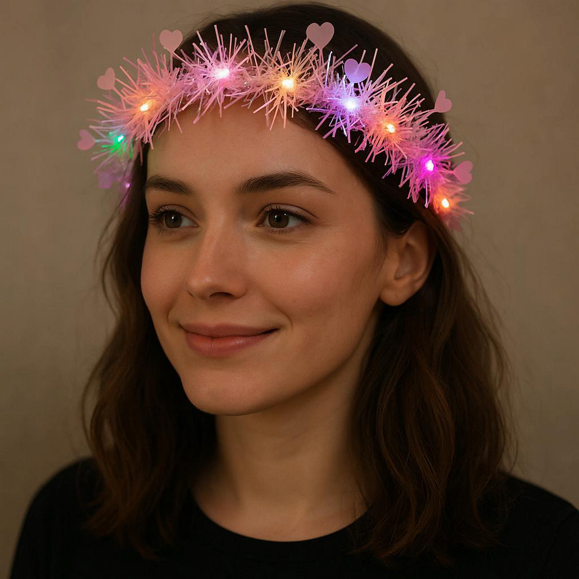 1221177_kalp-puskullu-gece-pariltisi-3-modlu-led-39-li-isikli-tac-pembe-resim-5039.jpg Kalp Püsküllü Gece Parıltısı 3 Modlu LED'li Işıklı Taç Pembe Renk - Görsel 1