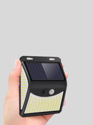 Güneş Enerjili Sensörlü Dış Mekan Duvar Lambası – 3 Modlu, 2200mAh Pil, 120° Algılama